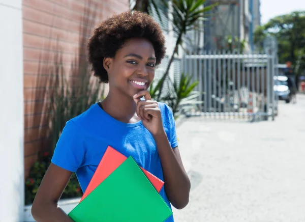 Όμορφη αφρικανική αμερικανική φοιτήτριας σε ένα μπλε πουκάμισο — Φωτογραφία Αρχείου