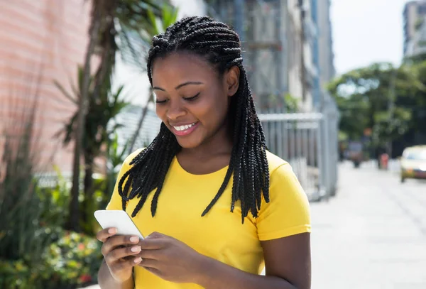 黄色いシャツ テキスト メッセージ ミサの美しい女性のアフリカ系アメリカ人 — ストック写真