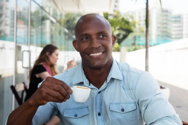 Riéndose hombre afroamericano disfrutando de una taza de café — Foto de Stock