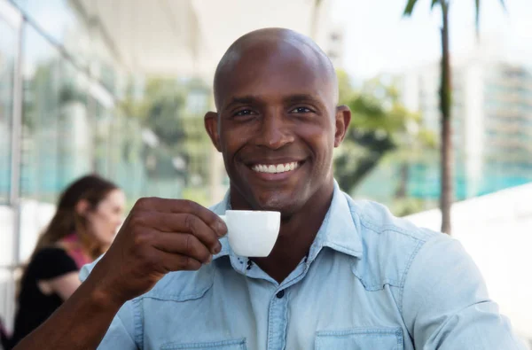 Feliz homem afro-americano desfrutando de uma xícara de café — Fotografia de Stock