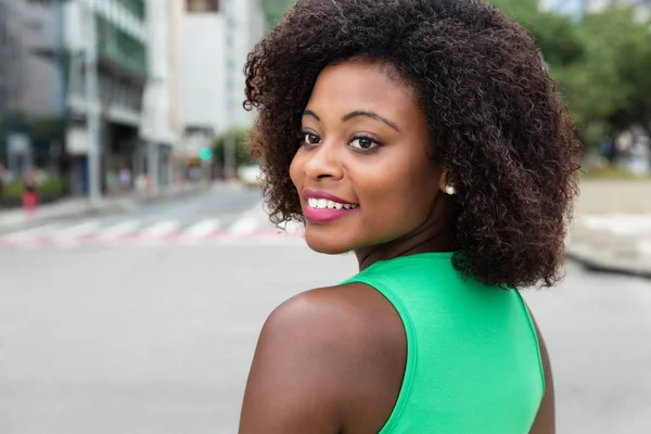 Hermosa mujer de África mirando hacia atrás en la ciudad —  Fotos de Stock