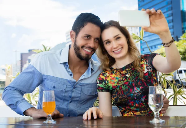 Caucasico amore coppia in vacanza prendendo selfie con telefono outdo — Foto Stock