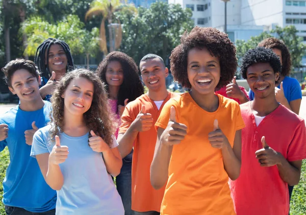 Grande grupo de mulher afro-americana e caucasiana e latina um — Fotografia de Stock