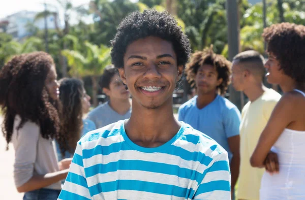 Jovem homem latino-americano feliz com aparelho — Fotografia de Stock