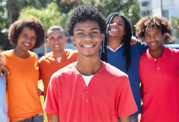 Koele jonge Latijns-Amerikaanse man met bretels — Stockfoto