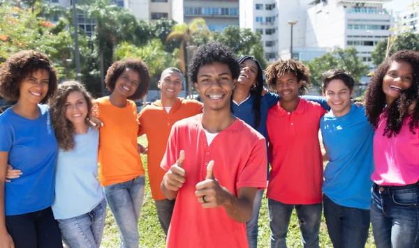 Junge lateinamerikanische Mann mit Zahnspange mit großer Gruppe von interna — Stockfoto