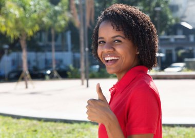Başparmak gösterilmesini mutlu Afrikalı-Amerikalı kadın