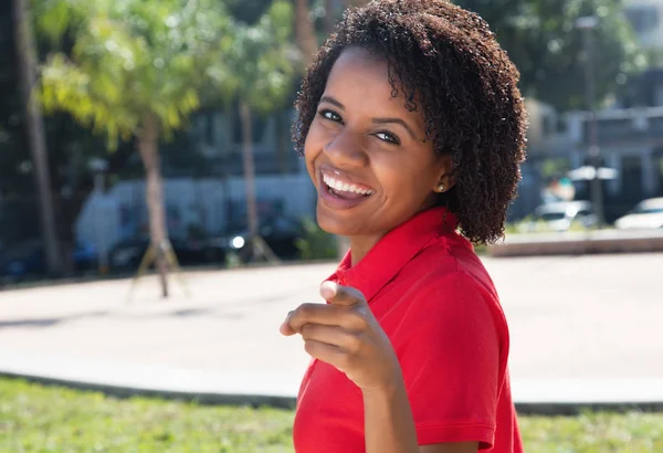 Increíble mujer afroamericana apuntando a la cámara — Foto de Stock