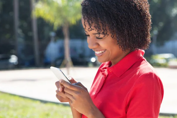 Africano americano mulher usando celular com 4g — Fotografia de Stock