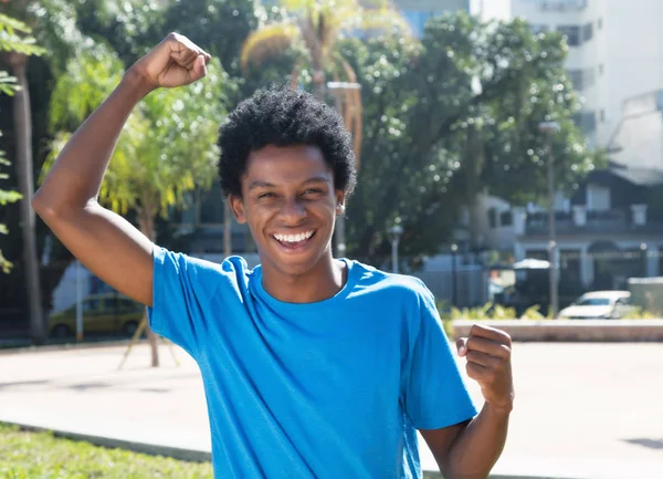 Genç Afro-Amerikan adam tezahürat