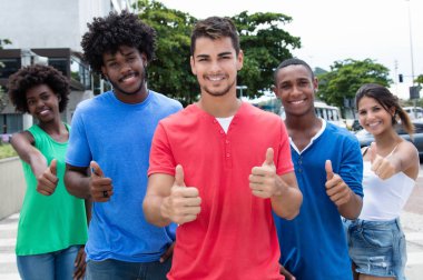 Beyaz ve Afro-Amerikan erkek ve kadın s gülen grubu