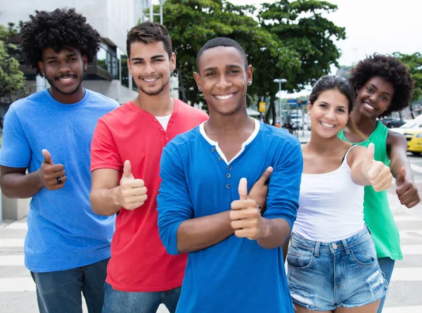 Grupo de feliz caucásico y africano americano hombre y mujer show —  Fotos de Stock