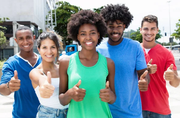 Grupp av hip kaukasiska och afrikanska amerikanska man och kvinna showin — Stockfoto