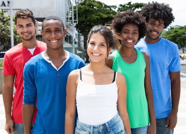 Pequeno grupo de afro-americanos e hispânicos homem e mulher com — Fotografia de Stock