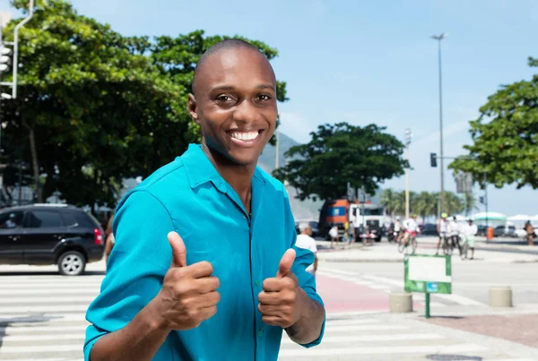 Homem africano bem sucedido na cidade — Fotografia de Stock