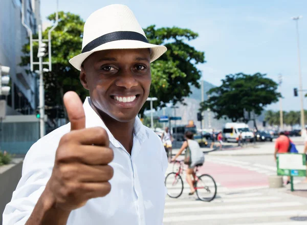 Hombre afroamericano con sombrero mostrando el pulgar — Foto de Stock