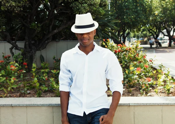 Détente homme afro-américain avec chapeau — Photo