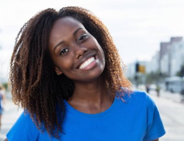 Mavi gömlekli bir Afrikalı-Amerikalı kadın portresi