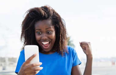 Afrikalı-Amerikalı kadın telefonla iyi haber alma