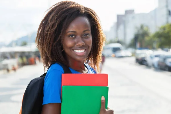 Porträt einer afrikanisch-amerikanischen Studentin — Stockfoto