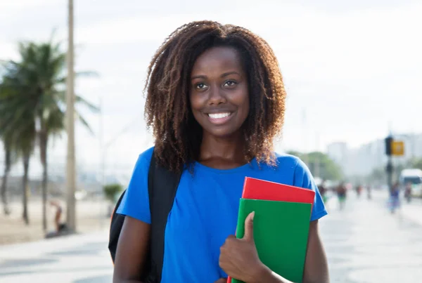 Smart afroamerikanska kvinnlig student i staden — Stockfoto