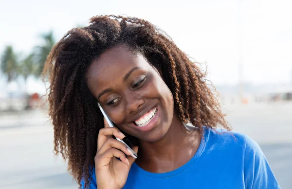 Afrikanische Amerikanerin lacht am Telefon — Stockfoto