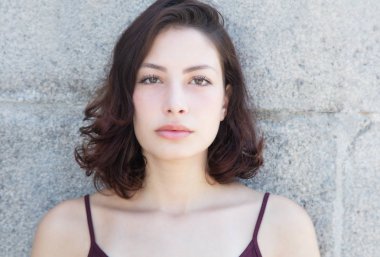 Uzun siyah saçlı güzel beyaz kadın