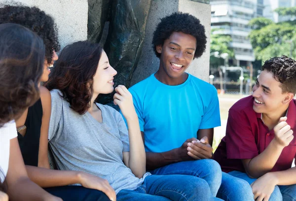 Grupo de personas afroamericanas que hablan y personas latinas y caucásicas — Foto de Stock