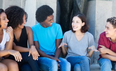 Afrikalı-Amerikalı ve latin ve beyaz insanlar konuşmak