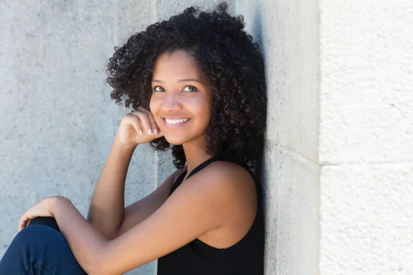 Νεαρή Αφροαμερικανή με σγουρά μαύρα μαλλιά — Φωτογραφία Αρχείου