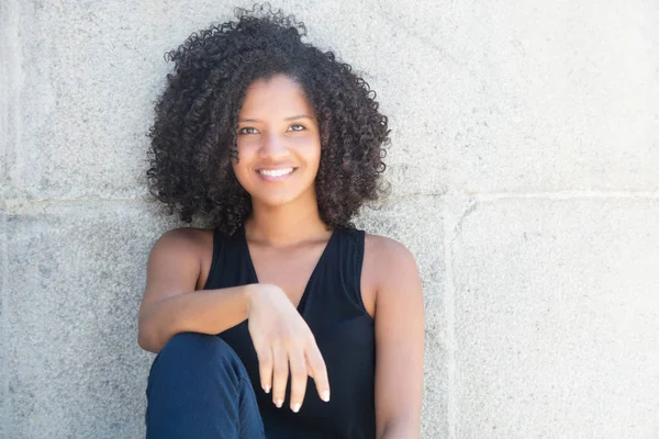 Hermosa mujer afroamericana con el pelo negro rizado — Foto de Stock