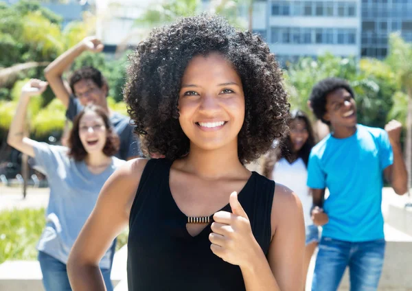 Jublande afrikansk kvinna med kaukasiska och latin man — Stockfoto