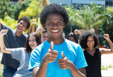 Latin kadın ve Afrikalı beyaz adamla tezahürat