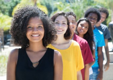 Yaz aylarında şehirde açık doğrultusunda Afrikalı ve Amerikalı ve beyaz ve İspanyol genç yetişkinler