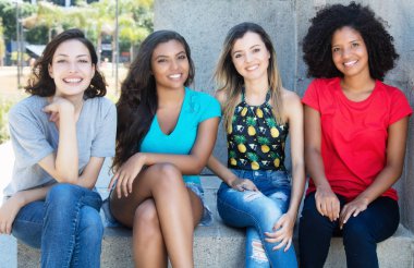 Latin ve beyaz genç Afrikalı-Amerikalı kızla grup bir