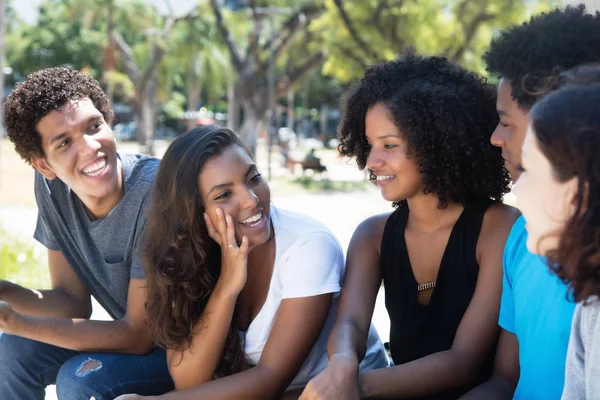 Más tarde la mujer y el hombre africano hablando con amigos caucásicos —  Fotos de Stock