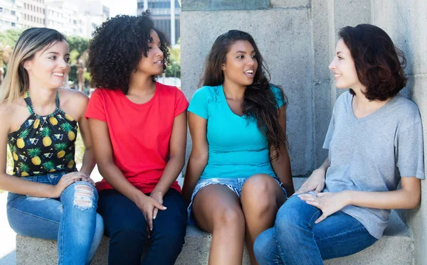Hablar y relajante grupo de mujeres jóvenes — Foto de Stock