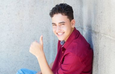 Yaz aylarında açık başparmak gösterilmesini adam gülüyor