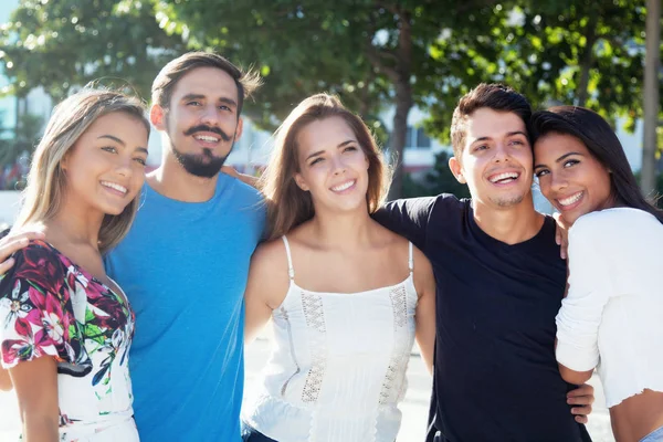 Group of caucasian and latin and hispanic people enjoys weekend — Stock Photo, Image