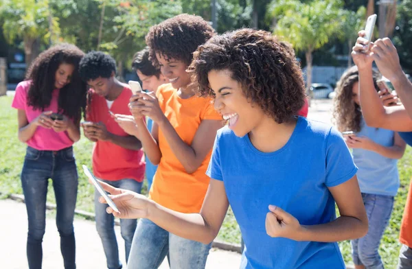 Group of cheering people using 4g with phone — Stock Photo, Image