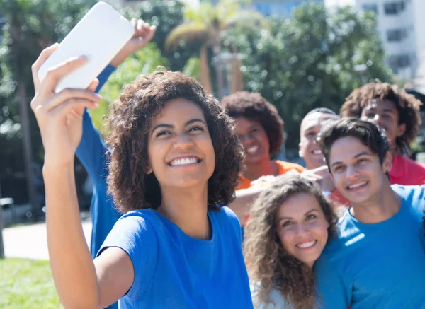 Nagy csoport a többnemzetiségű férfi és nő vesz selfie — Stock Fotó