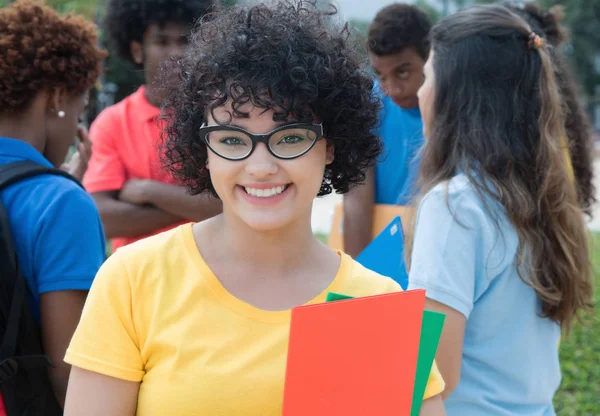 Studenti caucasiche intelligenti con occhiali e gruppo di stagisti — Foto Stock