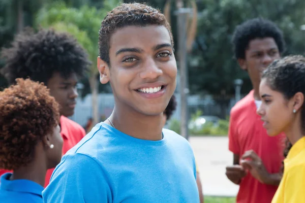 Arkadaş grubu genç Afro-Amerikan adamla mutlu — Stok fotoğraf