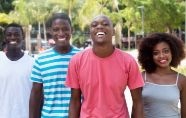 Grup dört Afrikalı-Amerikalı kadın ve adam gülüyor