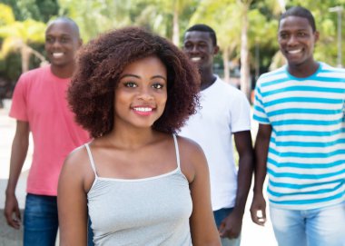 Öğrencilerle Afrika Afrikalı-Amerikalı kadın gülüyor
