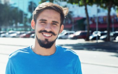 Sakallı beyaz adam gülüyor