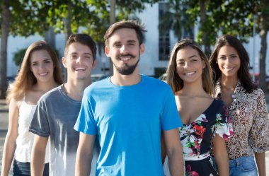 İspanyol ve latin erkek ve kadın ile sakallı beyaz adam