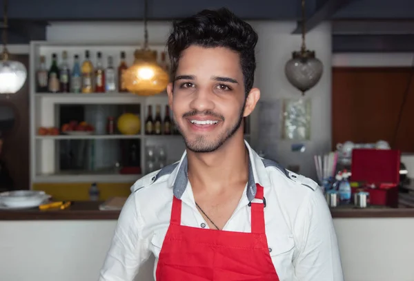 Garçom hispânico na frente de um bar — Fotografia de Stock