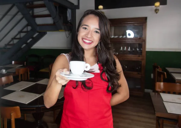 Cameriera caucasica con caffè in un ristorante — Foto Stock