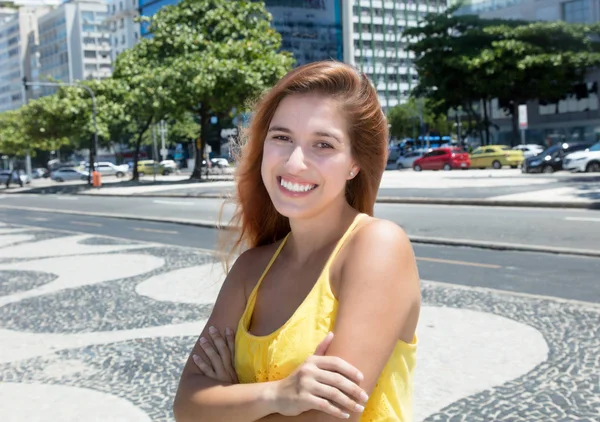 Молодая белая женщина с рыжими волосами в городе — стоковое фото